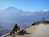 Die Festung Bastille - Stätte der Bastille (auf der Gemeinde Grenoble): Terrasse Géologues: Sitzbänke mit Blick auf die Stadt Grenoble und das umliegende Gebirge