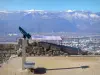 Die Festung Bastille - Stätte der Bastille (auf der Gemeinde Grenoble): Terrasse Géologues: Fernglas und Informationstafel des Aussichtspunktes mit Blick auf die Stadt Grenoble und die umliegenden Berge