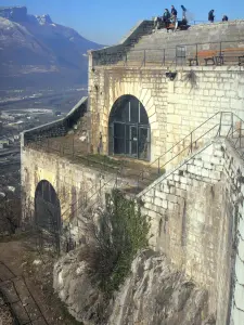 Die Festung Bastille - Stätte der Bastille ((auf der Gemeinde Grenoble): Teil der Festung bergend das Kunst-Zentrum Bastille, und Terrasse Géologues