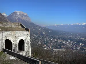 Die Festung Bastille - Von der Stätte der Festung Bastille aus, Blick auf den Berg Saint-Eynard (Chartreuse Massiv) und den Grossraum Grenoble