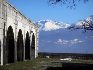 Die Festung Bastille - Stätte der Bastille (auf der Gemeinde Grenoble): Bunker und Platz Haxo mit Blick auf die schneebedeckten Berggipfeln