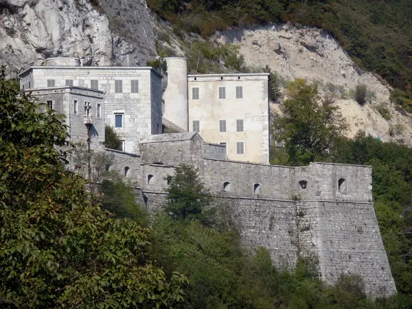Festung Ecluse - Blick auf die militärische Befestigung; auf der Gemeinde Léaz, im Pays de Gex im Regionalen Naturpark des Haut-Jura