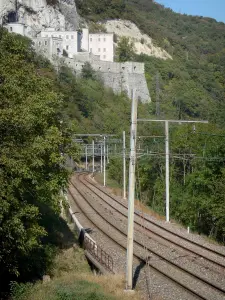 Festung Ecluse - Bahngleis unterhalb der militärischen Befestigung (Festungswerk); auf der Gemeinde Léaz, im Pays de Gex im Regionalen Naturpark des Haut-Jura