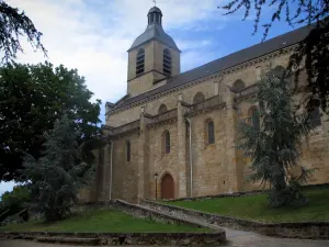 Figeac - Notre-Dame-du-Puy church, lawns and trees, in the Quercy
