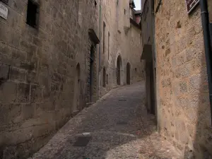 Figeac - Abfallende Gasse, gesäumt mit Häusern aus Stein, im Quercy