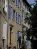 Figeac - Häuser aus Stein mit farbigen Fensterläden, im Quercy