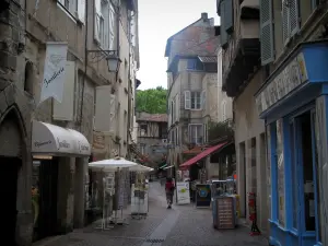 Figeac - Narrow street, houses and shops of the old town, in the Quercy