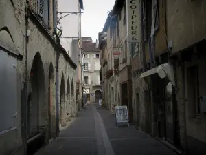 Figeac - Narrow street of the old town lined with houses, in the Quercy