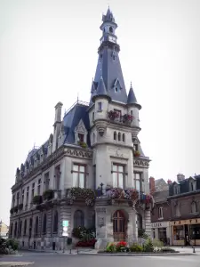 Fismes - Rathaus mit Fenster geschmückt mit Blumen