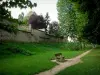 Fismes - Walk (path) decorated with a bench, lawns and trees