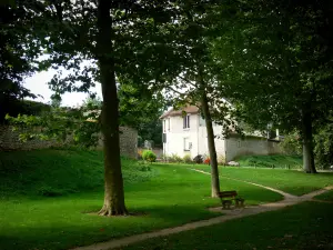 Fismes - Promenade (Allee) schattig, Bank, Bäume, Rasen und Haus