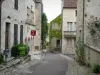 Flavigny-sur-Ozerain - Gasse gesäumt von alten Häusern