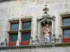 Flavigny-sur-Ozerain - Jungfrau und Kind an der Fassade des Donataire-Hauses