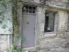 Flavigny-sur-Ozerain - Entrada de una casa de piedra