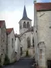 Flavigny-sur-Ozerain - Campanario de la iglesia de Saint-Genest y casas del pueblo medieval