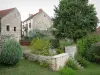 Flavigny-sur-Ozerain - Blumengarten und Häuser des mittelalterlichen Dorfes