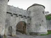 Flavigny-sur-Ozerain - Porte du Val y sus dos torres redondas