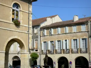 Fleurance - Town hall, statue fountain and arcaded houses of the central square (Place de la République) of the bastide fortified town; in the Gers Lomagne 