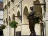 Fleurance - Brunnen mit Standbild und Rathaushalle geschmückt mit Geranien