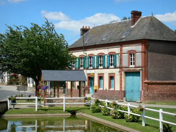 Fleury-la-Forêt - Post and floral decorations in the village