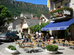 Florac - Café-Terrasse und Häuser der Kleinstadt