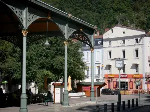 Foix - Baltard-style Halle aux Grains (covered market place), trees and facades of the old town