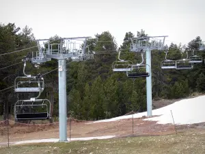 Font-Romeu-Pyrénées 2000 - Skilift (gondel) skigebied in het voorjaar, in Cerdanya, in het Regionale Natuurpark van de Catalaanse Pyreneeën
