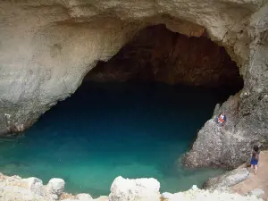 Fontaine-de-Vaucluse - Chasm: green water of the Sorgue river (source) surrounded by rocks