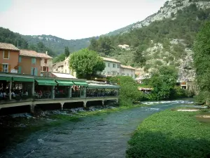 Fontaine-de-Vaucluse - La Sorgue (fiume), caffè all'aperto, le case e gli alberi