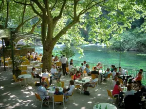 Fontaine-de-Vaucluse - Bar con terrazza ombreggiata (alberi) con vista sul Sorgue (fiume)