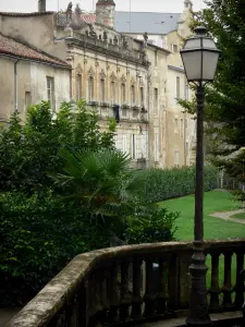 Fontenay-le-Comte - Lantaarnpaal en huizen in de oude stad