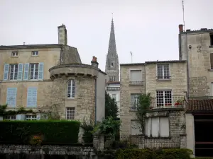 Fontenay-le-Comte - Toren van de kerk van de Notre Dame en huizen in de oude stad