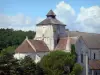 Fontgombaultの修道院 - ベネディクト修道院ノートルダム寺院：ロマネスク修道院の教会と木々; Creuseの谷、Brenneの地域自然公園