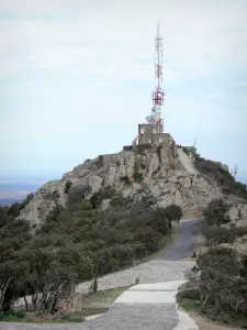 Força Réal - Relé Radio en la parte superior de la formación rocosa