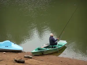 Foresta di Mervent-Vouvant - Pescatore su una barca e Mervent lago (diga di ritenzione di acqua Mervent)