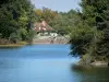 La forêt de Tronçais - Forêt de Tronçais: Étang de Saloup, maison et arbres de la forêt domaniale de Tronçais