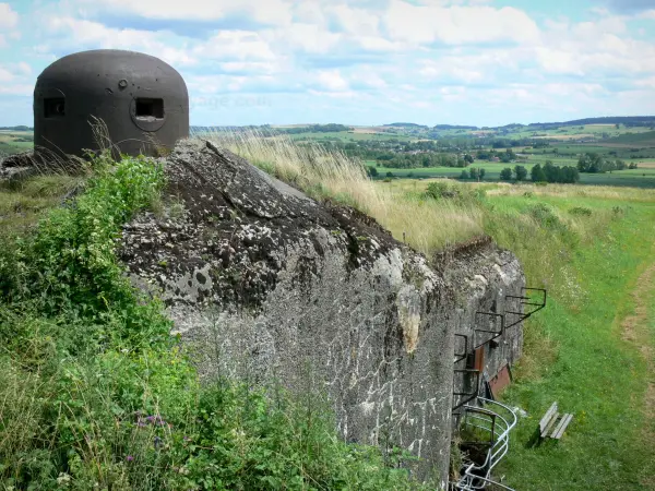 Fort de Villy-La Ferté - Ouvrage fortifié de la ligne Maginot, situé sur les communes de Villy et de La Ferté-sur-Chiers : bloc d'infanterie et paysage ardennais environnant