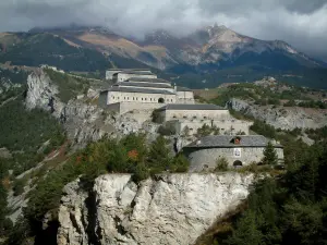 Forts de l'Esseillon - Les cinq forts (fortifications) de la barrière de l'Esseillon, arbres, montagnes et ciel nuageux, en Maurienne (zone périphérique du Parc National de la Vanoise et route des Grandes Alpes)