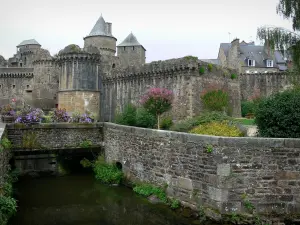 Fougères - Nançon rivier, bloemen, struiken, muren en torens van het middeleeuwse kasteel