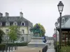 Fougères - Statua equestre in Place de Lariboisière, lampioni, alberi e case