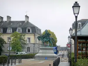 Fougères - Ruiterstandbeeld op de Place de Lariboisière, lantaarnpalen, bomen en huizen