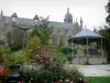 Fougères - Chiesa di San Leonardo e giardino pubblico con il suo gazebo, la sua lampada, i suoi alberi, prati e fiori