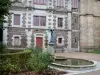 Fougères - Openbare tuin met een plas water met daarop een standbeeld, het opbouwen van