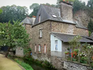 Fougères - Maisons et arbre au bord de la rivière Nançon