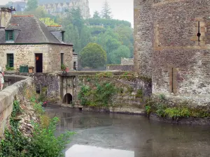 Fougères - Douves du château et maison en pierre