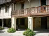 Fourcès - Houses with arches of the round square