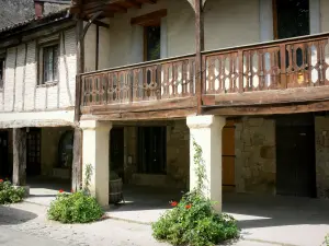 Fourcès - Casas cubiertas con el redondeo hacia arriba