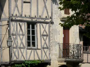 Fourcès - Facade of the half-timbered house