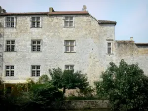 Fourcès - Façade du château, percée de fenêtres à meneaux, donnant sur la rivière Auzoue