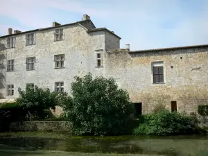 Fourcès - Façade du château donnant sur la rivière Auzoue